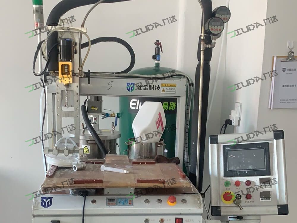 Automatic glue filling machine